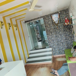 Artist Unisex Saloon