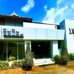 Curl Crush - Unisex Salon & Academy Pattambi