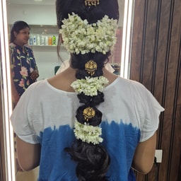 Sriyansi Women's Beauty Lounge