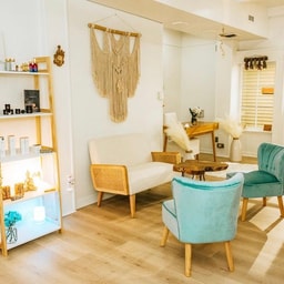 Nine to Nourish : Holistic Skincare Haven