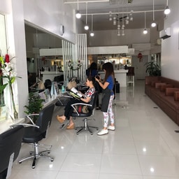 1127 Premier Salon