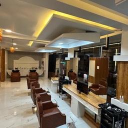 Vintage Unisex Makeup Studio