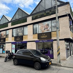 ICÓNICOS FAMILY SALON - Peluquería y Barbería