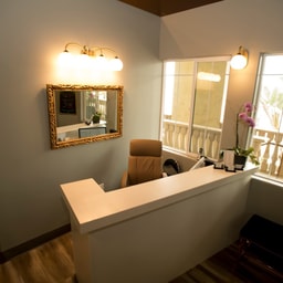 Champagne Skin Lounge