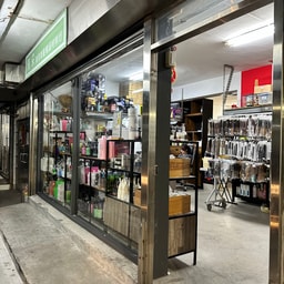 You Cai Beauty and Hairdressing Boutique Materials Shop