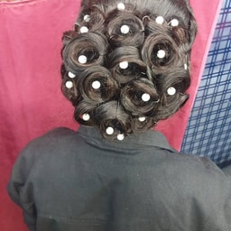 Rakhi Beauty parlour