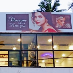 D Square Beauty Salon