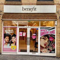 Benefit Cosmetics Boutique & BrowBar lounge
