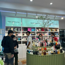 Uyen Ngo Beauty & Cosmetic