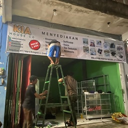 Toko Kosmetik dan Sepatu KIA Pringapus