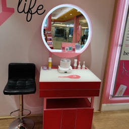 Benefit Cosmetics Boutique & BrowBar Lounge